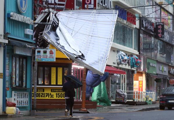 台風で破損した商店街の看板（韓国・昌原（チャンウォン）、6日） - Sputnik 日本