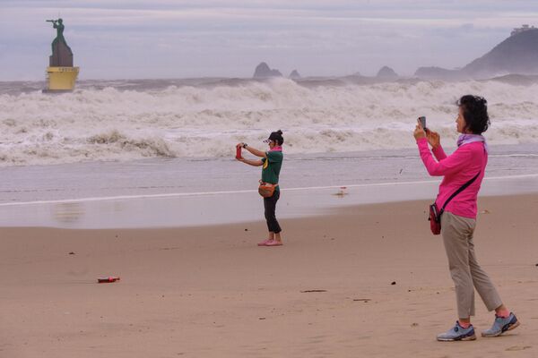浜辺で打ち寄せる波を撮影する人々（韓国・釜山、6日） - Sputnik 日本