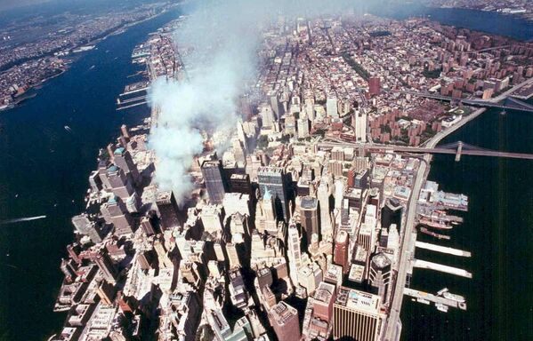 世界貿易センタービル崩壊現場から立ち上る煙。マンハッタン南部上空から撮影（2001年9月17日） - Sputnik 日本