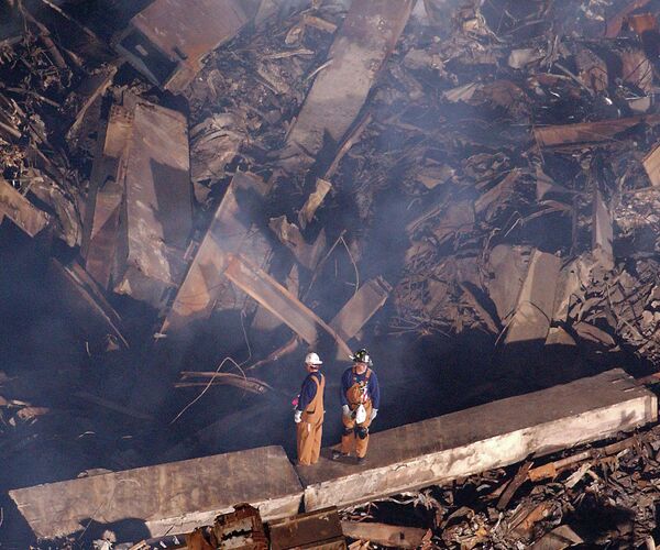 世界貿易センタービル崩壊現場に敷設された仮設通路で、瓦礫を調査する救助隊員（2001年10月2日） - Sputnik 日本
