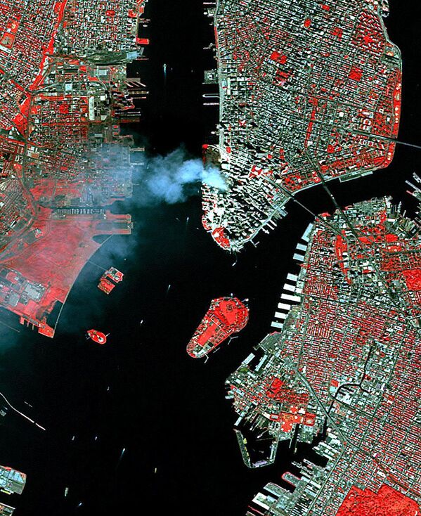 旅客機の衝突後、世界貿易センタービルから立ち上る煙（2001年9月12日） - Sputnik 日本