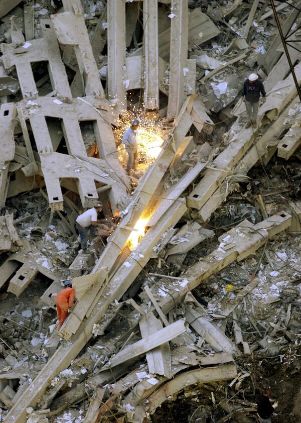 世界貿易センタービル崩壊現場で、瓦礫の中から生存者を捜索する救助隊員ら（2001年9月12日） - Sputnik 日本