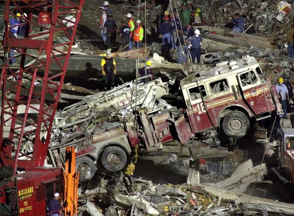世界貿易センタービル崩壊現場から救急車を引き上げる作業員ら（2001年9月15日） - Sputnik 日本
