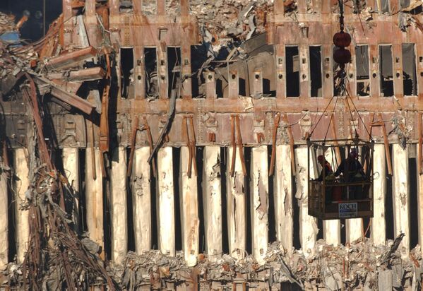 世界貿易センタービル北側で瓦礫の上を調査する作業員ら（2001年10月6日） - Sputnik 日本