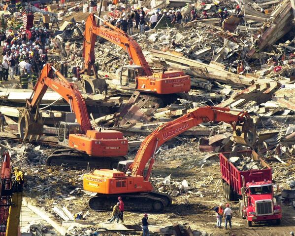 世界貿易センタービル崩壊現場で、瓦礫の中から生存者を捜索する救助隊員ら（2001年9月16日） - Sputnik 日本