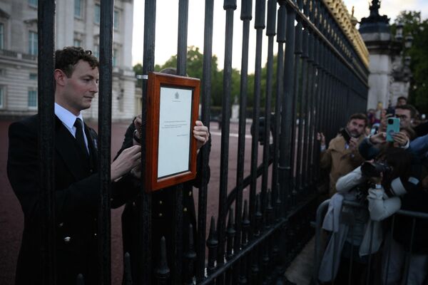 バッキンガム宮殿の門に掲げられた、エリザベス女王の死去を伝える告知文（英ロンドン、8日） - Sputnik 日本