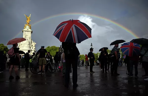 クイーンビクトリア記念碑のそばで、ユニオンジャック柄の傘をさす人(英ロンドン、8日) クイーンビクトリア記念碑のそばで、ユニオンジャック柄の傘をさす人(英ロンドン、8日) - Sputnik 日本