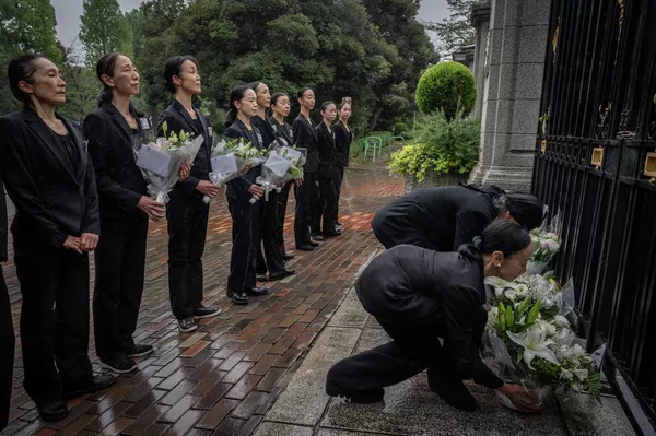 エリザベス女王の死去を受け、駐日英国大使館の外で献花するバレエ団の団員(日本・東京都、9日) エリザベス女王の死去を受け、駐日英国大使館の外で献花するバレエ団の団員(日本・東京都、9日) - Sputnik 日本
