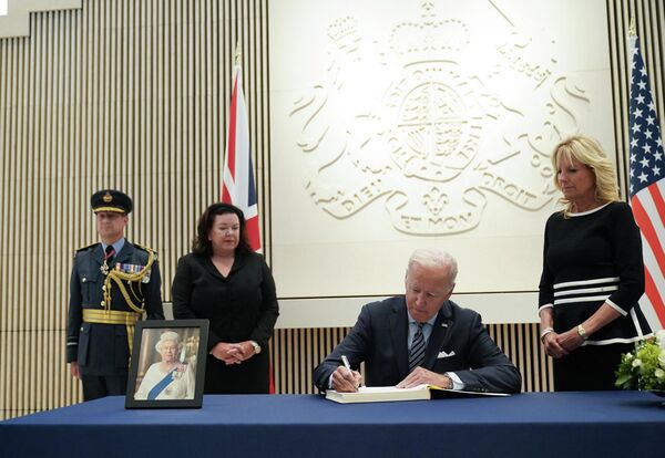 エリザベス女王の死去を受け、英国大使館で弔問記帳するジョー・バイデン大統領（米ワシントン、8日） - Sputnik 日本