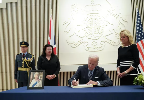 エリザベス女王の死去を受け、英国大使館で弔問記帳するジョー・バイデン大統領(米ワシントン、8日) エリザベス女王の死去を受け、英国大使館で弔問記帳するジョー・バイデン大統領(米ワシントン、8日) - Sputnik 日本