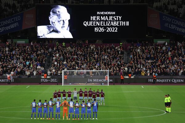 エリザベス女王の死去が発表された後、ロンドンスタジアムで行われた試合でキックオフ前に黙祷する選手ら（英ロンドン、8日） - Sputnik 日本