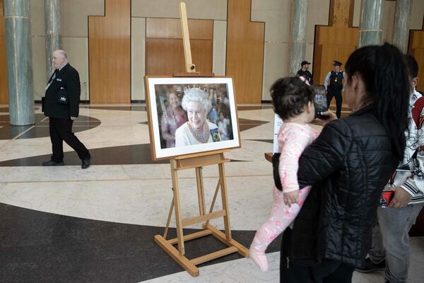追悼メッセージを寄せるため国会議事堂を訪れた人々（オーストラリア・キャンベラ、9日） - Sputnik 日本