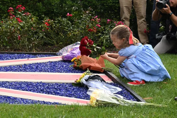英国大使館外で、英国旗をあしらった花壇に花束を手向ける少女(米ワシントン、8日) 英国大使館外で、英国旗をあしらった花壇に花束を手向ける少女(米ワシントン、8日) - Sputnik 日本