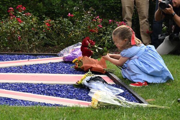 英国大使館外で、英国旗をあしらった花壇に花束を手向ける少女（米ワシントン、8日） - Sputnik 日本