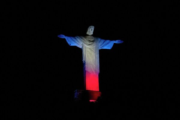 エリザベス女王の死去を受け、英国旗の色でライトアップされたコルコバードのキリスト像（ブラジル・リオデジャネイロ、8日） - Sputnik 日本