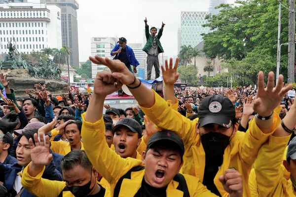 燃料価格の高騰に抗議するデモに参加する学生ら（インドネシア・ジャカルタ、8日） - Sputnik 日本