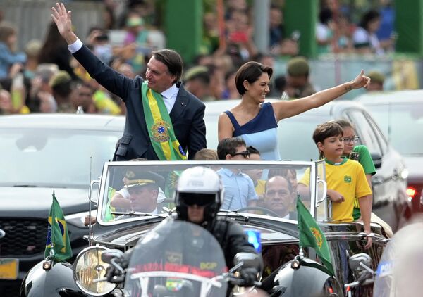 独立200周年を記念する軍事パレードで手を振るジャイル・ボルソナロ大統領（左）との妻のミシェル夫人（ブラジル・ブラジリア、7日） - Sputnik 日本