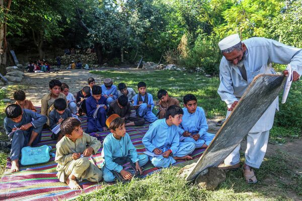 野外で授業をうける子どもたち（アフガニスタン・ナンガルハール州、4日） - Sputnik 日本