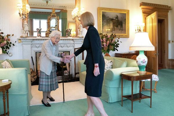 バルモラル城でリズ・トラス新首相と会談するエリザベス女王（英スコットランド、6日） - Sputnik 日本
