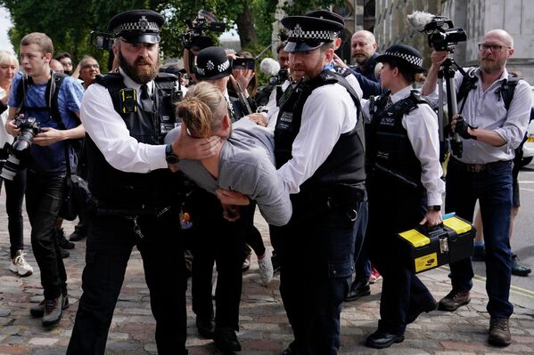 保守党党首選の結果発表前、クイーン・エリザベス2世センター前でデモ隊を拘束する警察（英ロンドン、5日） - Sputnik 日本