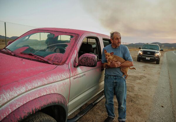 愛犬を連れて森林火災から避難した住民（米カリフォルニア州・ヘメット、5日） - Sputnik 日本