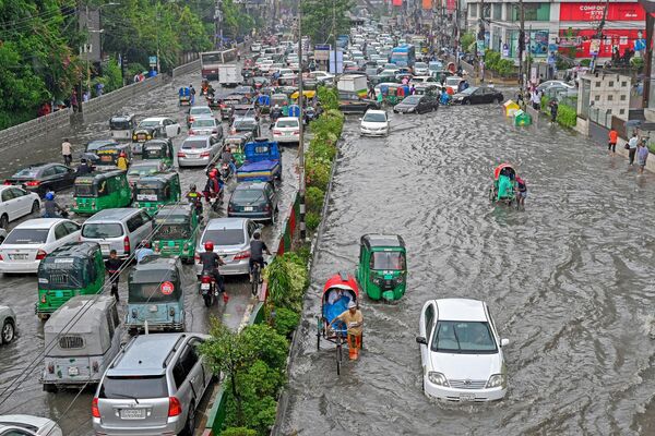 モンスーンによる大雨で冠水した道路を進む自動車（バングラデシュ・ダッカ、6日） - Sputnik 日本