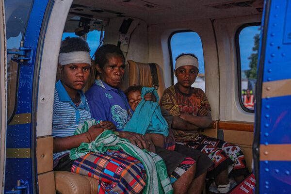 ヘリコプターで搬送され、州都ラエの病院に到着した負傷者（パプアニューギニア・モロベ州、11日） - Sputnik 日本