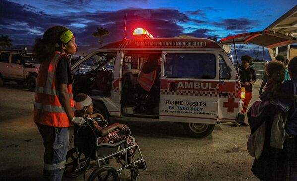 ヘリコプターで搬送され、州都ラエの病院に到着した負傷者（パプアニューギニア・モロベ州、11日） - Sputnik 日本