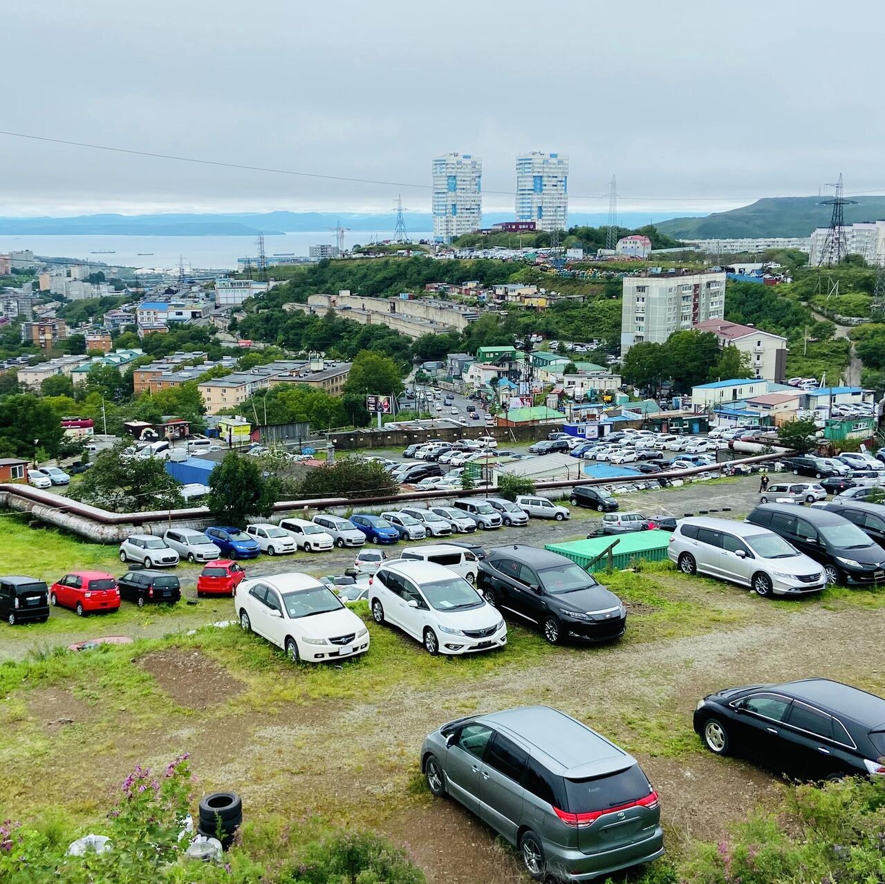 日本の中古車天国ウラジオストク、対露制裁後の変化 現地社長に聞く