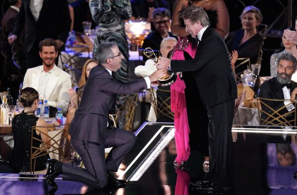 テレビ番組『ラスト・ウィーク・トゥナイト』で作品賞（バラエティ・トーク・シリーズ部門）を受賞し、プレゼンターのマーティン・ショートさんに片膝をつく俳優のジョン・オリバーさん - Sputnik 日本