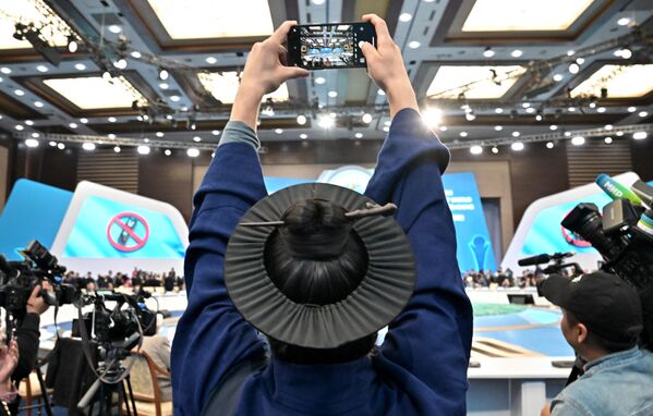 第7回世界・伝統宗教指導者会議で、会議の様子を撮影する参加者（カザフスタン・ヌルスルタン、14日） - Sputnik 日本