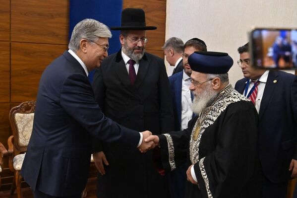 トカエフ大統領と会談するイスラエルのアシュケナージ首席ラビ（ユダヤ教の指導者）、ダビド・ラウ師（中央）とセファルディ首席ラビ、イツハク・ヨセフ師（右）（カザフスタン・ヌルスルタン、14日） - Sputnik 日本