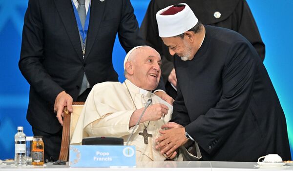 ローマ教皇フランシスコと対面するアル＝アズハル・モスクの最高指導者、アフマド・アル・タイーブ師（カザフスタン・ヌルスルタン、14日） - Sputnik 日本