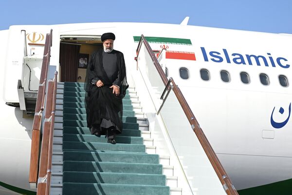 SCOサミット主席のため、サマルカンドに到着したイランのエブラヒム・ライシ大統領（ウズベキスタン・サマルカンド、14日） - Sputnik 日本