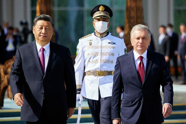 SCOサミットの会談前、並んで歩く中国の習近平国家主席とウズベキスタンのシャフカト・ミルジヨエフ大統領（ウズベキスタン・サマルカンド、14日） - Sputnik 日本