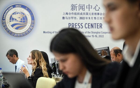 SCOサミットのプレスセンターで働くジャーナリストら（ウズベキスタン・サマルカンド、15日） - Sputnik 日本