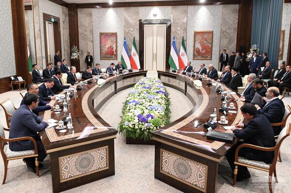 ウズベキスタンのシャフカト・ミルジヨエフ大統領（と会談するイランのエブラヒム・ライシ大統領（ウズベキスタン・サマルカンド、14日） - Sputnik 日本