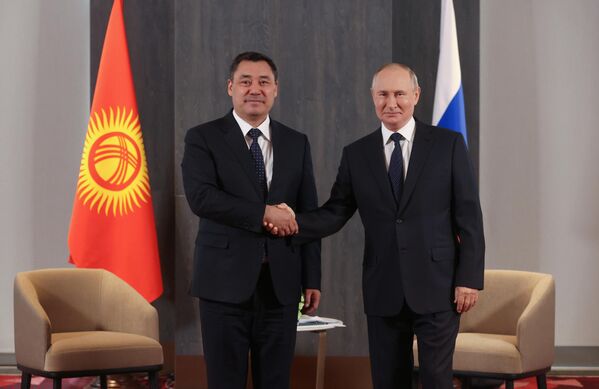SCOサミットで会談するロシアのウラジーミル・プーチン大統領とキルギスのサディル・ジャパロフ大統領（ウズベキスタン・サマルカンド、15日） - Sputnik 日本