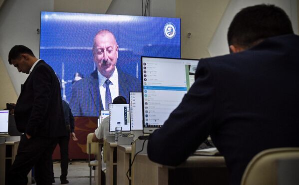 アゼルバイジャンのイリハム・アリエフ大統領がサマルカンドに到着する様子を中継で見るジャーナリストら（ウズベキスタン・サマルカンド、15日） - Sputnik 日本