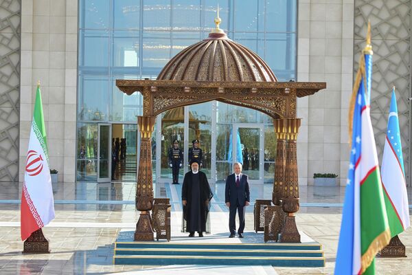 SCOサミットで会談するイランのエブラヒム・ライシ大統領とウズベキスタンのシャフカト・ミルジヨエフ大統領（ウズベキスタン・サマルカンド、15日） - Sputnik 日本
