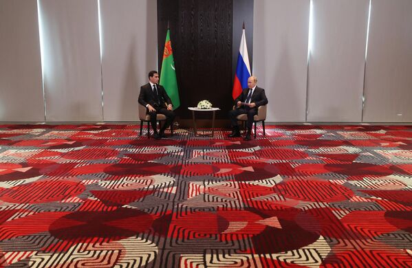 SCOサミットで会談するロシアのウラジーミル・プーチン大統領とトルクメニスタンのセルダル・ベルディムハメドフ大統領（ウズベキスタン・サマルカンド、15日） - Sputnik 日本