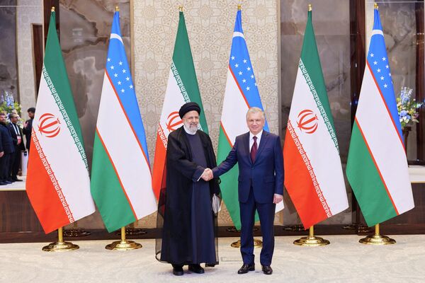 SCOサミットで会談するイランのエブラヒム・ライシ大統領とウズベキスタンのシャフカト・ミルジヨエフ大統領（ウズベキスタン・サマルカンド、15日） - Sputnik 日本