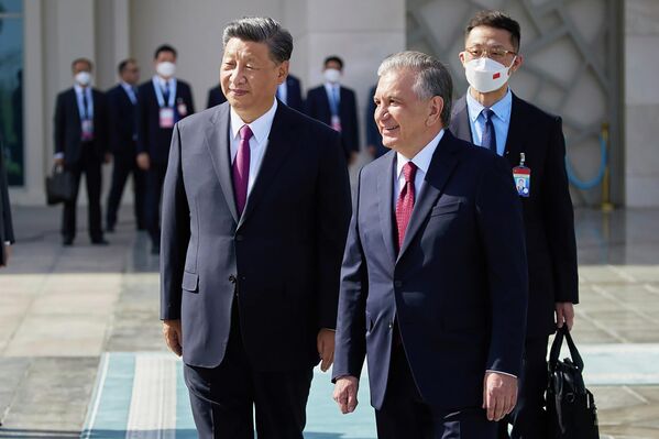 SCOサミットの前日、会見のため並んで歩く中国の習近平国家主席とウズベキスタンのシャフカト・ミルジヨエフ大統領（ウズベキスタン・サマルカンド、14日） - Sputnik 日本