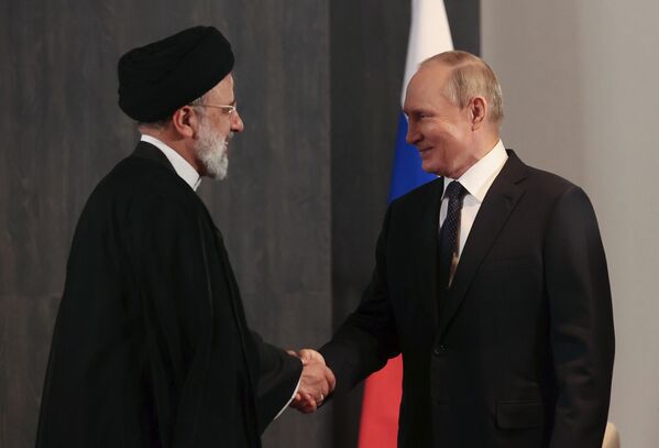 SCOサミットで会談するイランのエブラヒム・ライシ大統領ととロシアのウラジーミル・プーチン大統領（ウズベキスタン・サマルカンド、15日） - Sputnik 日本