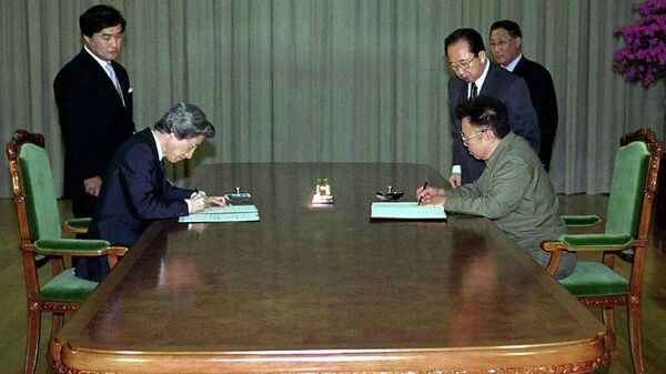 北朝鮮の平壌で小泉純一郎首相（当時）と北朝鮮の金正日総書記が同宣言に調印。2002年9月17日。 - Sputnik 日本