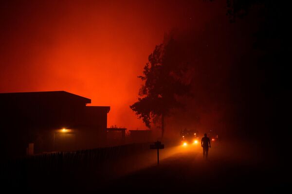 山火事にさらされた民家のそばを歩く消防士（フランス・ボルドー近郊、12日） - Sputnik 日本