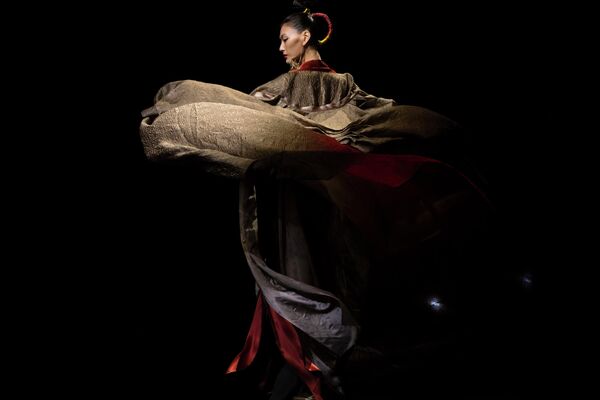 中国ファッションウィークで、中国のデザイナー、マ・グアイ氏の作品を披露するモデル（中国・北京、10日） - Sputnik 日本