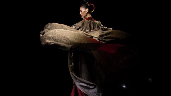 Модель представляет творение китайского дизайнера Ма Гуая из коллекции Subai во время Недели моды в Пекине - Sputnik 日本