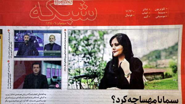 イランの新聞に掲載されたマフサ・アミニさんの写真 - Sputnik 日本