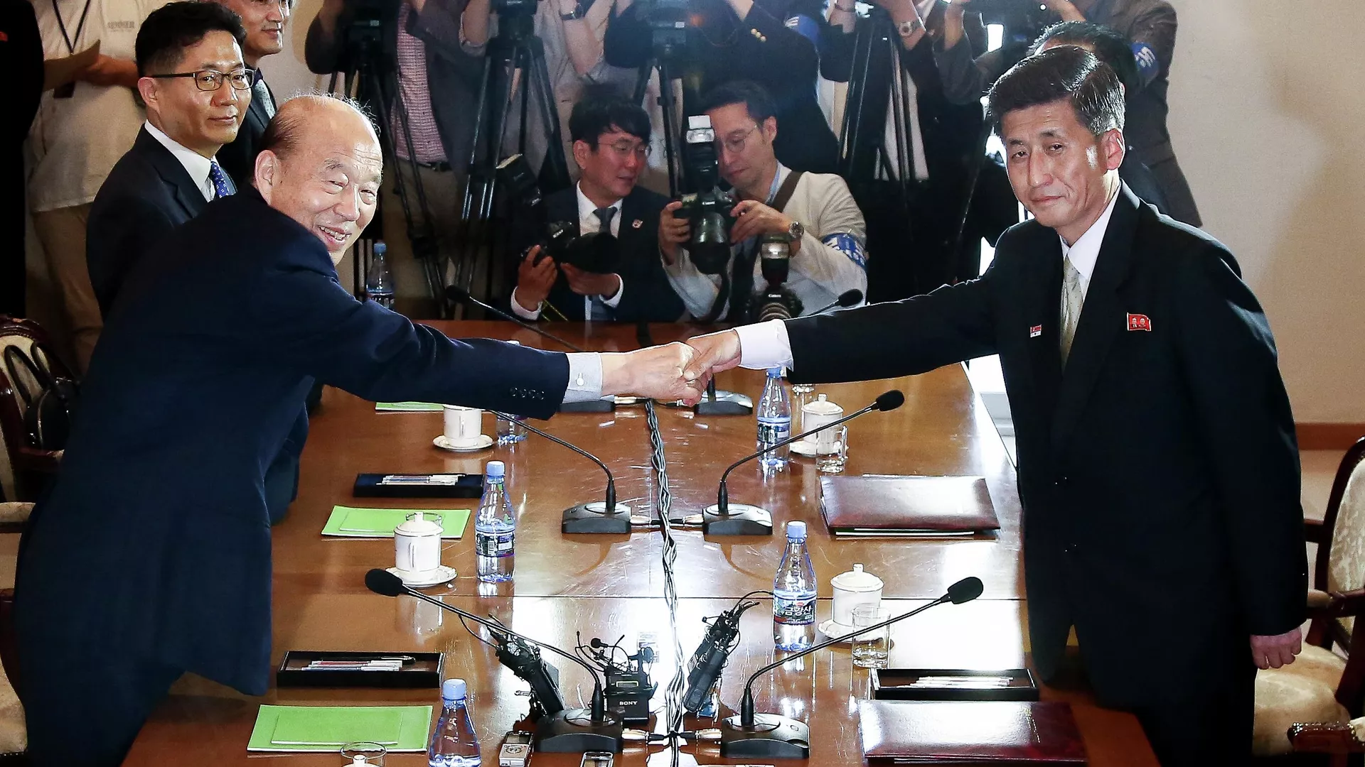 韓国側の代表と会談する北朝鮮の朴容日（パク・ヨンイル）朝鮮社会民主党中央委員会委員長（右）